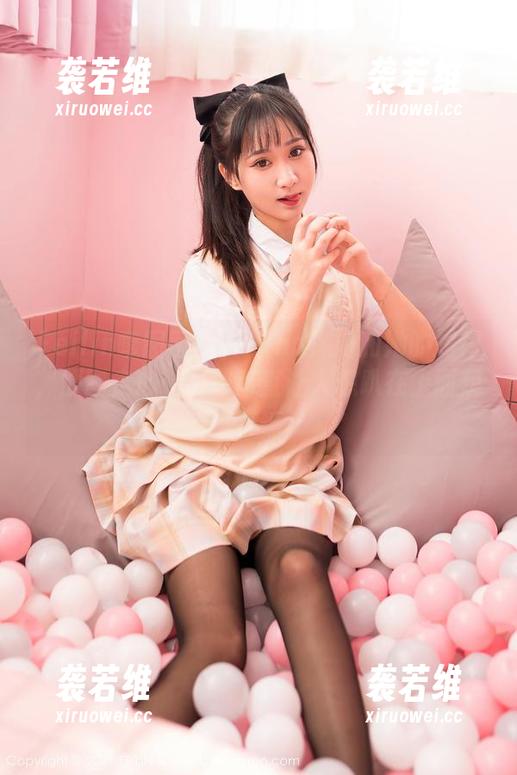 Feilin嗲囡囡 - Celina青妍和她的短裙，原图走心，图册简直让人想趴在上面想事情