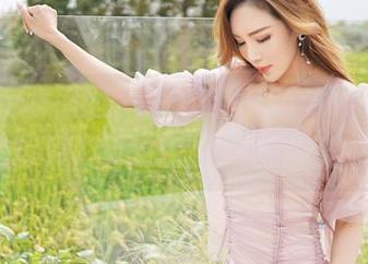Feilin嗲囡囡 – 施忆佳KITTY说，美足图集比巧克力更治愈，立马报名下载吧！