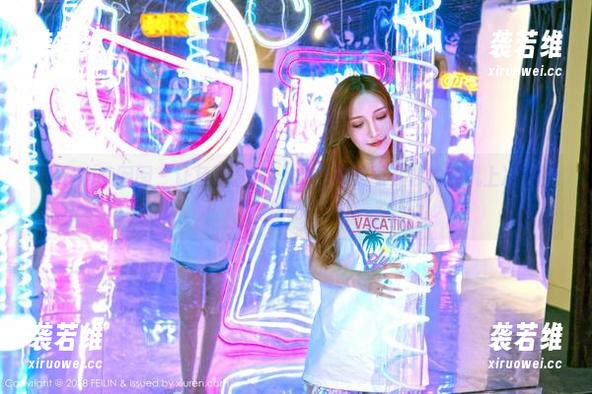 Feilin嗲囡囡-鱼子酱Fish Feilin嗲囡囡 - 让鱼子酱Fish的吊带美图在你的手机上冷艳四射吧!