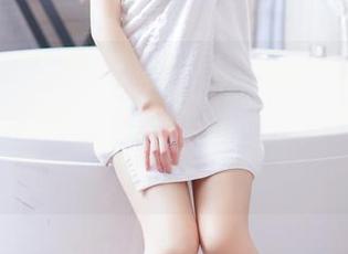 GIRLT果团网 – 瞧瞧裴希西的美脚在高清照片里的表现，单凭这也能拍一部“脚道德”。