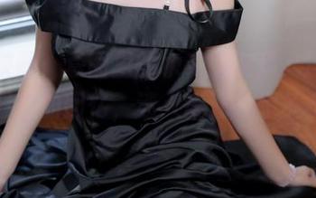 喵糖映画：套图里的水手服学妹，这色彩像是青春的回忆，迷人得让人想多看一眼。