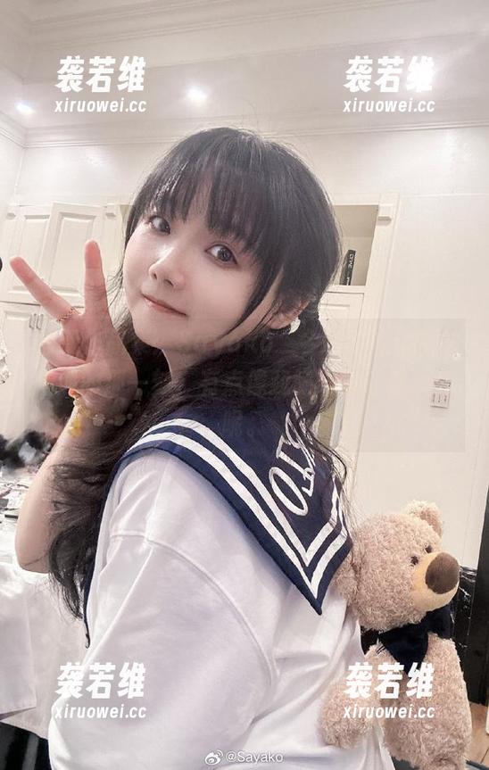 最新作品集：Sayako＿今年4岁与旗袍相遇的那一刻，有点像我喝咖啡时的沉思呢。