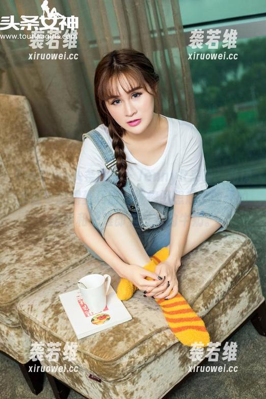 TouTiao头条女神 - JennyR来啦，私房原图中的露丝玛丽，恍惚间想起了昨天的披萨和一堆即将过期的牛奶。