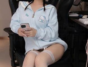 Xiuren秀人网 – FoxYini孟狐狸穿上水手服，高清下的另一种无辜与调皮。