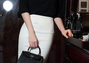 Xiuren秀人网 – lavinia肉肉的制服图集：你可曾想过，严肃也能这么俏皮？