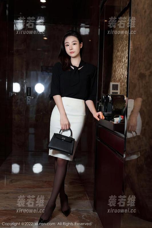 Xiuren秀人网 - lavinia肉肉的制服图集：你可曾想过，严肃也能这么俏皮？