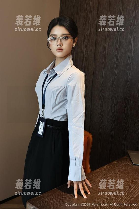 Xiuren秀人网 - 沙雕发一下，叶初雪兔女郎原图！这哪是兔子？明明是一只暴露的小空姐。