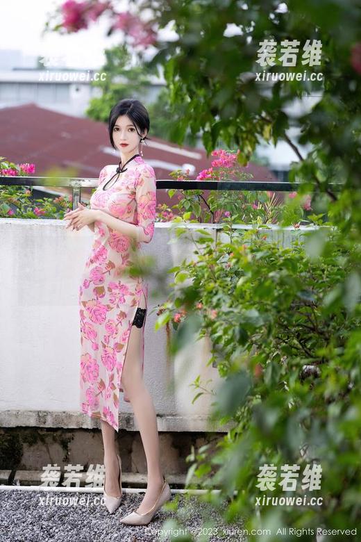 Xiuren秀人网 - 是小逗逗精心打磨的图包：美腿我来了，别眨眼！