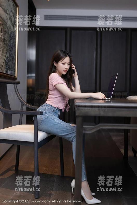 Xiuren秀人网 - 吊带时刻，王俪丁的原图仿佛在大喊：‘快来围观我！’