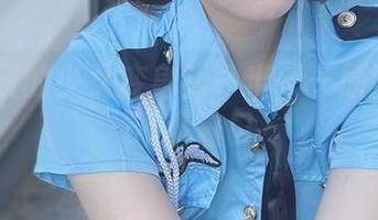 当けん研的少女变身到一半——原图中的cos小窗口