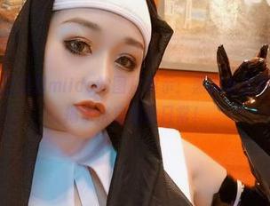 别眨眼，三刀刀miido的图片展示：黑内衣白围裙，完美揭示浴室里的日常！
