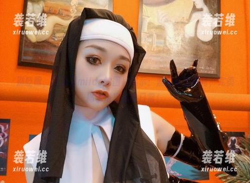 别眨眼，三刀刀miido的图片展示：黑内衣白围裙，完美揭示浴室里的日常！