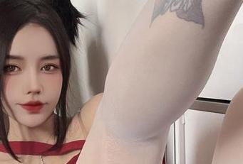 这张图片勾引了我的视线，今汐的黑丝和制服已进入我的脑海！