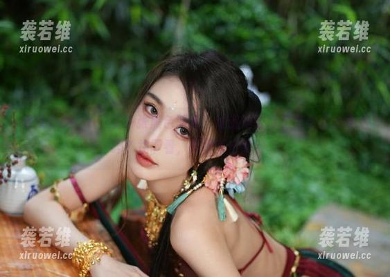 余多多Dudu 余多多Dudu,又一张黑色照片,难道她就没有其他颜色可选吗?往下看,原图直击我眼。