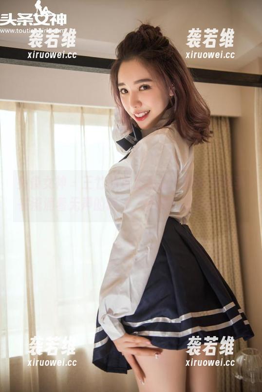 头条女神 - 王竹的裸足私拍，图片里似乎在流淌着无声的诗句，啧啧，隐隐作态。