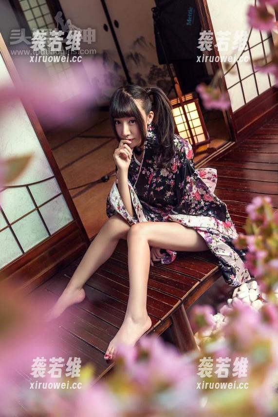 头条女神 - 区区体操服，这个在线原图也能让人想起童安琪的活力模样。