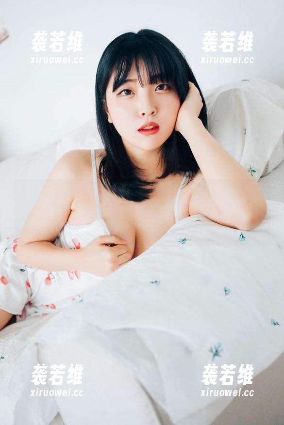 原图特写，宋哈娜(송하나)的旗袍像是摇曳的花瓣，让我忍不住想漫步于美丽的季节。