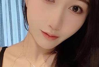 微密圈 – 小玉吃果冻的纯白写真：小清新到底能清新到哪儿？