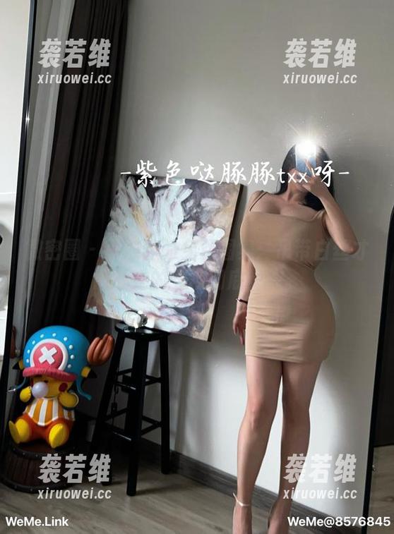 微密圈 - 小芯酱的免费图集：吊带白丝才能让她的气场彻底释放。
