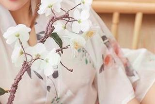 尤蜜荟 – 原图中，乔雅冰的制服瞬间让我想起了……那些年！分享点幽默感。