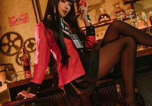 “地牢”里藏不住的希希_啾：美图之中有些不可言喻。
