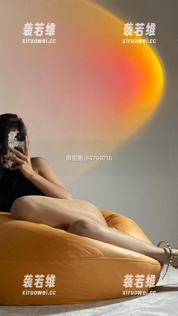 微密圈 - 自带魅惑气息的黑丝，徐绾绾yyyy在最新写真中又展开了其独特的风韵。