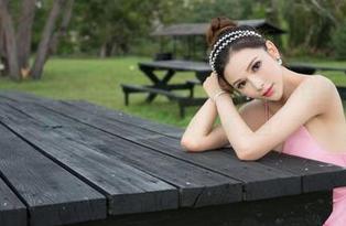 推女神 – 看，宛恩miyu婚纱私拍，花瓣飘荡中这身造型让我忍不住想：“要见？还是不上当？”