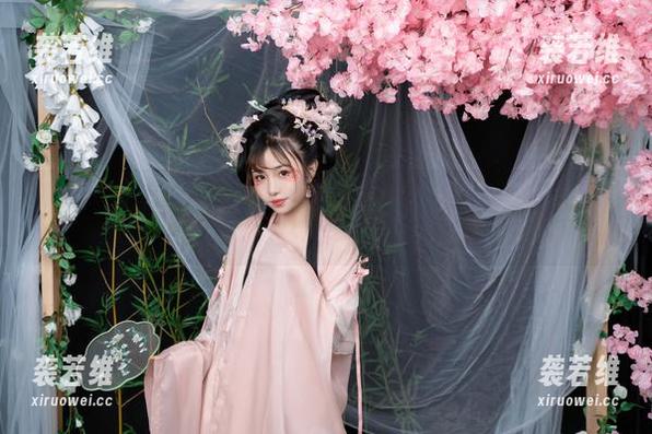 不可思议，末班地铁里的爆机少女喵小吉竟然带来了这种写真组合