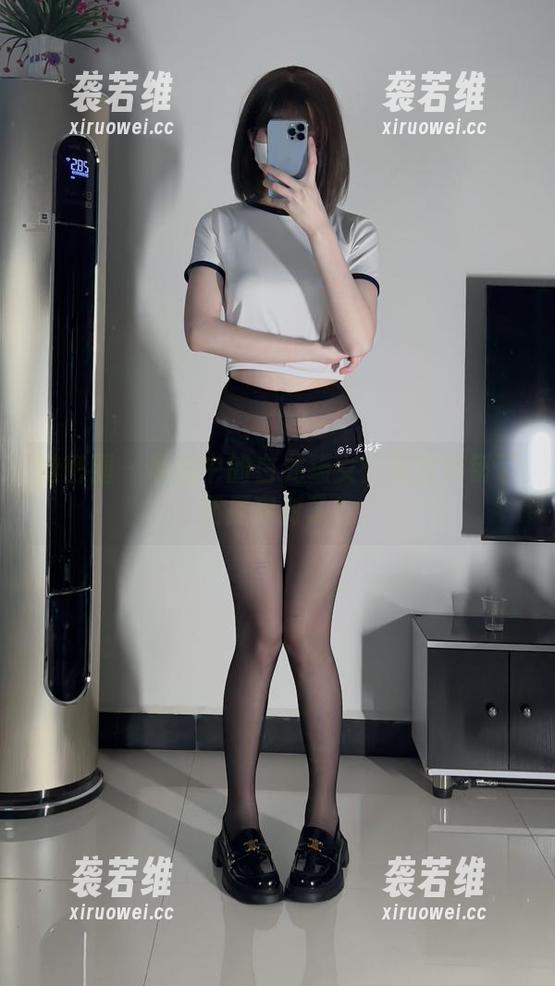 白龙猫女 微密圈 - 私拍中的白龙猫女:礼服穿错了还是穿对了?