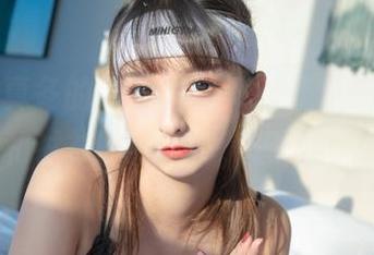 神乐坂真冬的最新图包又来了，系带胶衣：裤子和衬衫的结合体，但更考验审美！
