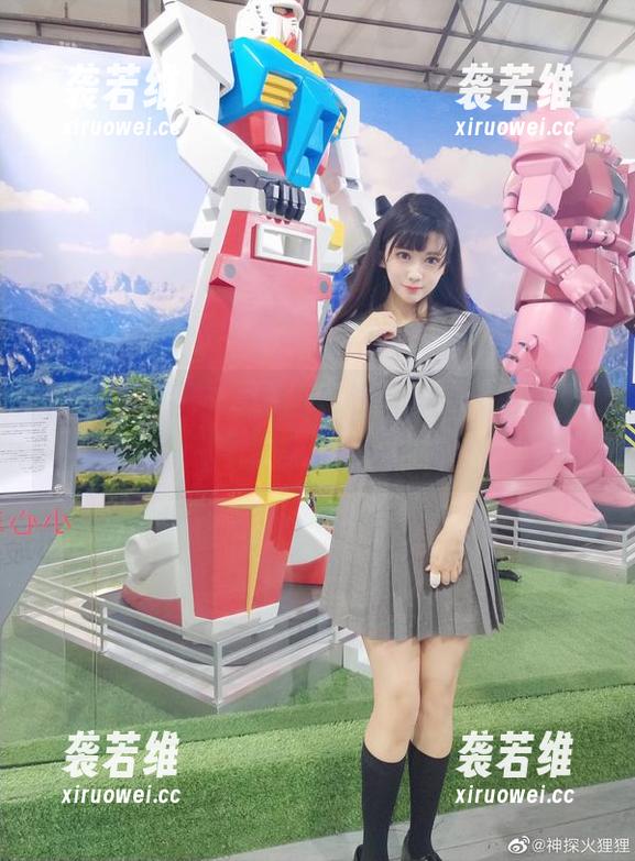 神探火狸狸又在约拍？最新美图，少女前线真的太会引人遐想了。