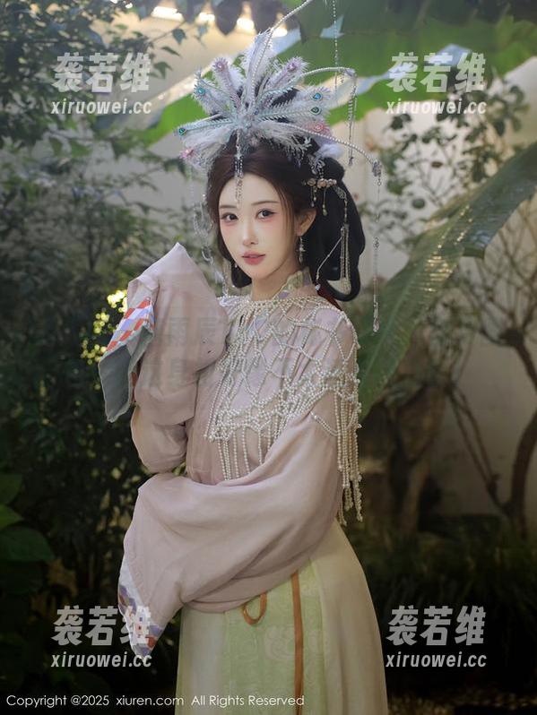 秀人网 - 唐雨辰TYC的秘书写真：免费图包，但这身材好像不太适合办公哦！