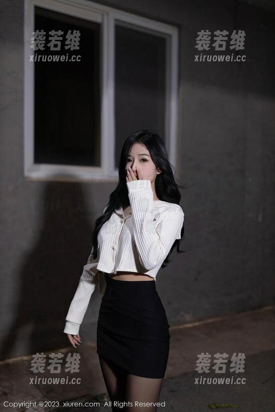 秀人网 - 看小芭乐的红裙，心里默默为她打call，对比我的T恤，怎么就有这么大的差距呢！