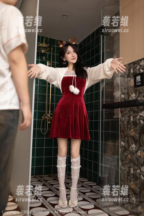 秀人网 - 图库里的死库水：拍黄瓜girl又搞了什么新花样？