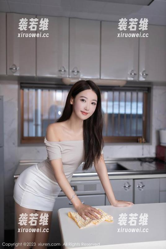 秀人网 - 王曼柔的图册：透明混搭，究竟是大胆还是露骨？