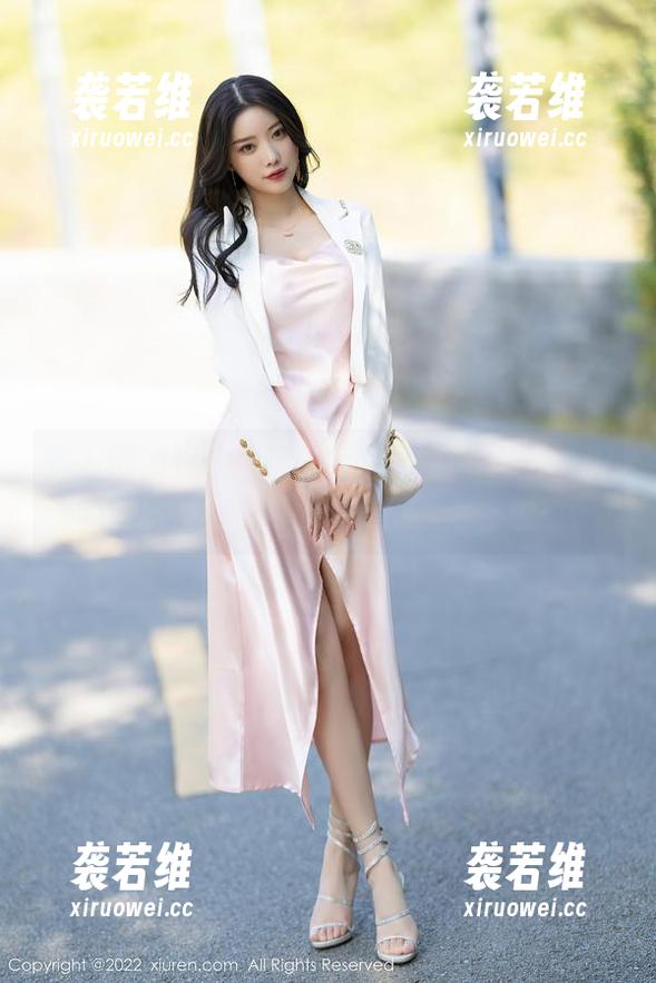 秀人网-白小喵 秀人网 - 白小喵的礼服,难道就是传说中的免费美图带来的时尚感?我在想……