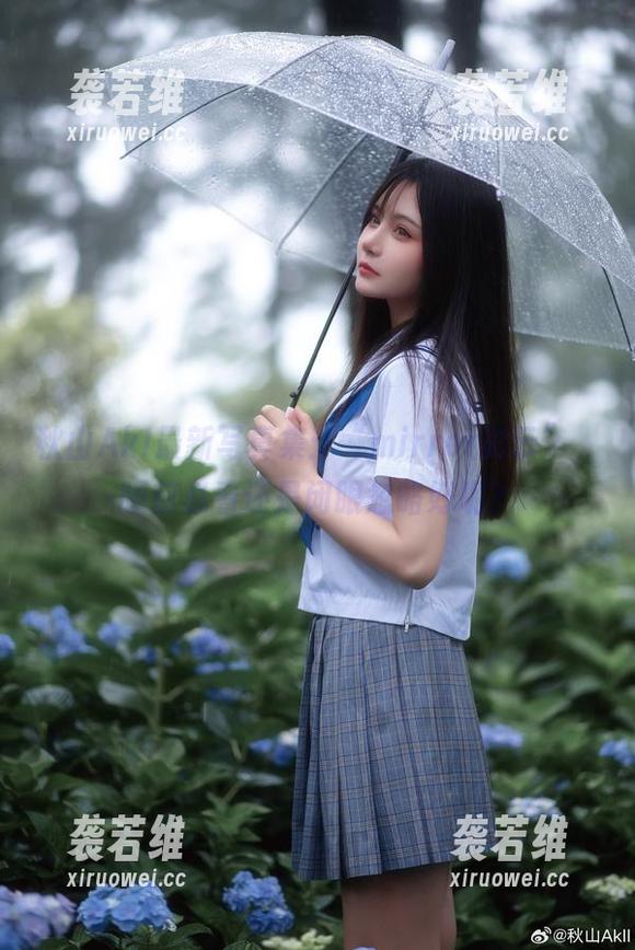 秋山AkI 秋山AkI最新写真集:“mirror彩云”,睡前必看还是闭眼忽略好呢?