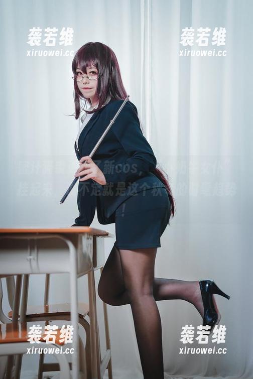 蜜汁猫裘更新了新cos，“小奶牛女仆”挂起来，说不定就是这个秋冬的时髦趋势！