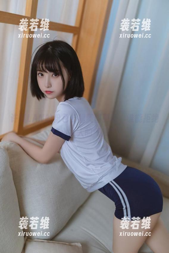 许岚LAN的粉色长裙美图更新，谁能拒绝这小女人的气质？