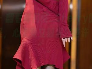 语画界 – 翻看绯月樱_Cherry的秘书写真，奇怪，心里竟立刻涌出些许“小想法”。