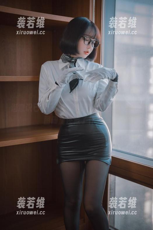 潜意识已经开始cos韩国孙乐乐的美脚，图册里还藏了什么？
