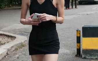 魔镜街拍 – 婷婷白色吊带搭黑丝，惊现美腿，资源非你莫属！