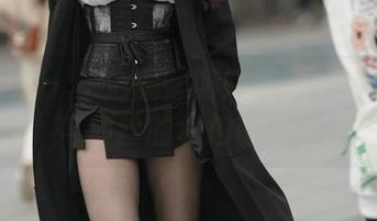 魔镜街拍 – 午后慵懒的婷婷——包臀灰裙与薄丝的私拍图片秀