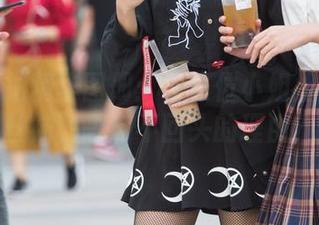 魔镜街拍精华图册：看这位小姐姐的油亮丝袜，哪有不回头的理由？