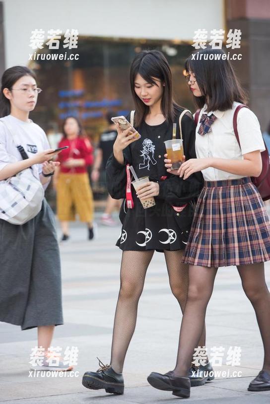 魔镜街拍 魔镜街拍精华图册:看这位小姐姐的油亮丝袜,哪有不回头的理由?
